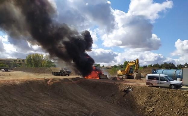 Extinguido el incendio de una retroexcavadora, que ha requerido 4.000 litros de agua