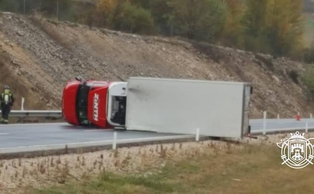 Reabierta la AP-1 en Briviesca tras volcar un vehículo de mercancías peligrosas