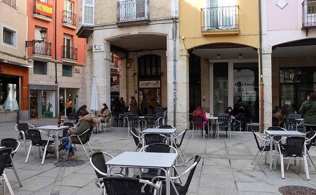 Burgos asume las nuevas restricciones en hostelería: bares sin barras y clientes abrigados en las terrazas