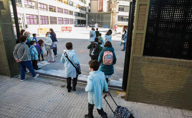 Docentes con patologías crónicas piden a la Junta que se les asigne un puesto «sin riesgo» de contagio