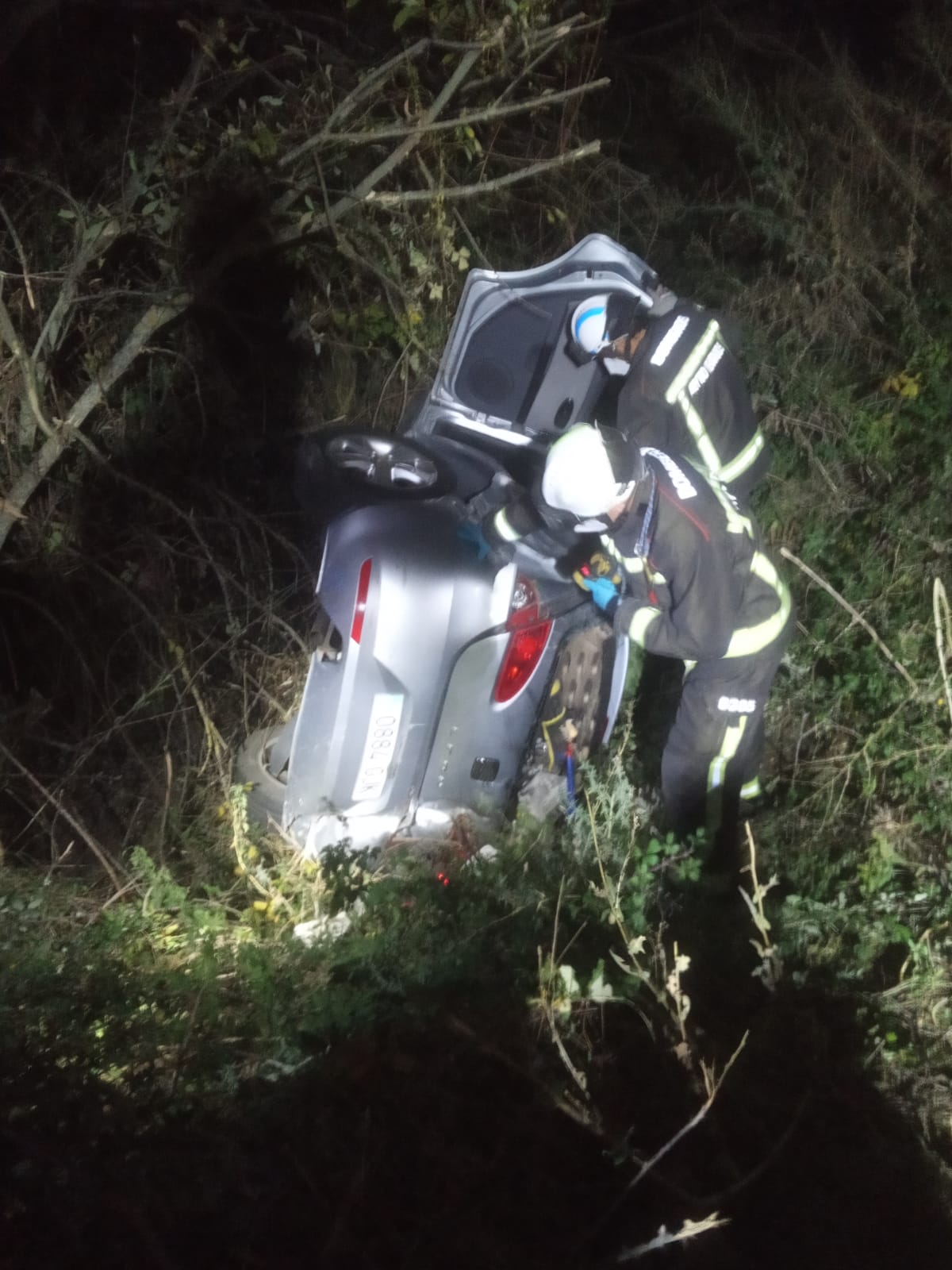 Rescatada del interior de su coche una persona al salirse de la carretera en Carcedo