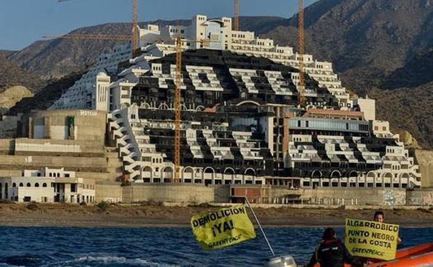 Andalucía anuncia una partida para los primeros trabajos de demolición del Algarrobico