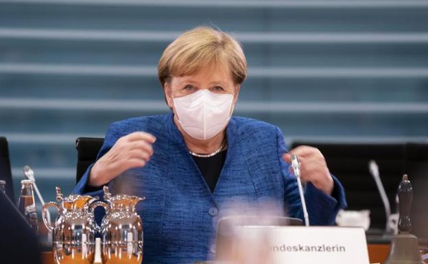 Merkel insiste en su llamamiento a reducir contactos y renunciar a fiestas y viajes