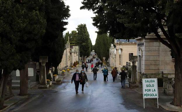 Los burgaleses adelantaron su visita al cementerio para evitar las restricciones impuestas por la covid