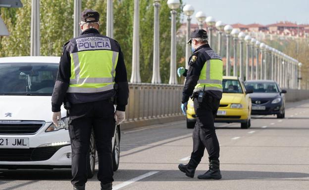 Castilla y León sopesa restringir la movilidad «todo lo posible» de forma perimetral y entre municipios