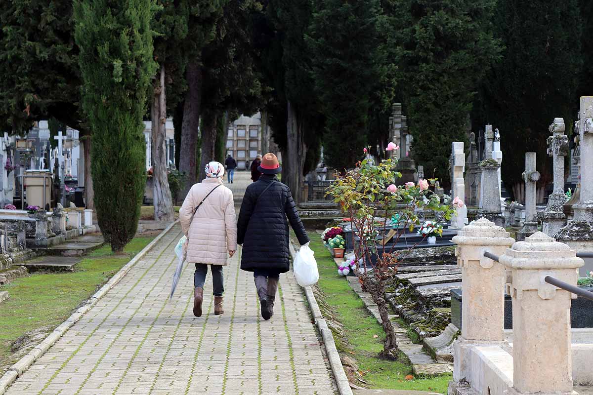 Los burgaleses adelantan su visita al cementerio pese a los días fríos y lluviosos