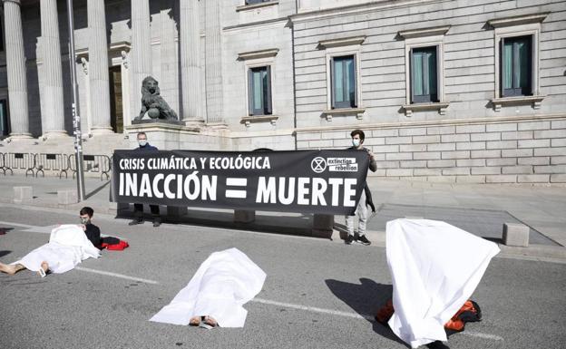 «Cadáveres» para visibilizar las causas de muerte relacionadas con la crisis climática