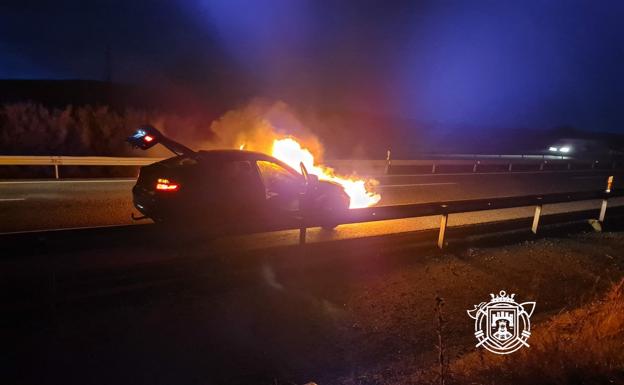 Los Bomberos de Burgos sofocan un vehículo en llamas en la A-62