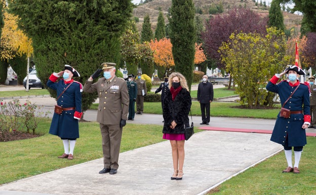 La Fuerzas Armadas celebran un acto de homenaje a sus difuntos en el cementerio de San José de Burgos