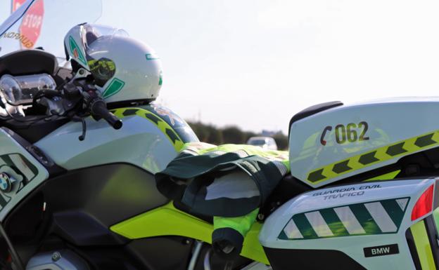 Localizan a un reclamado judicial tras pillarle circulando en bicicleta por la noche sin el alumbrado requerido