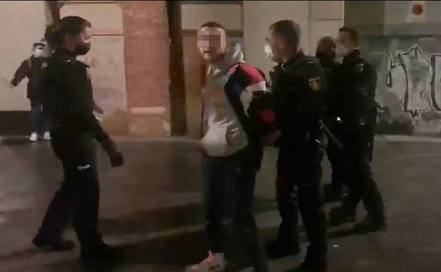 Detenidos los dos sospechosos de golpear y romper la cámara a un fotógrafo en Valladolid