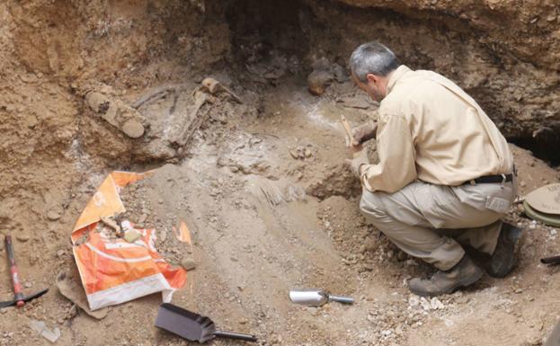 La Junta ayudará con hasta 6.800 euros cada proceso de inhumación