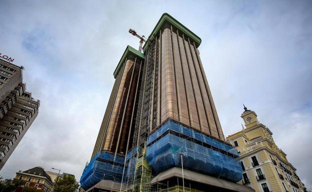 Dos jóvenes intentan escalar las Torres de Colón para hacerse un selfi