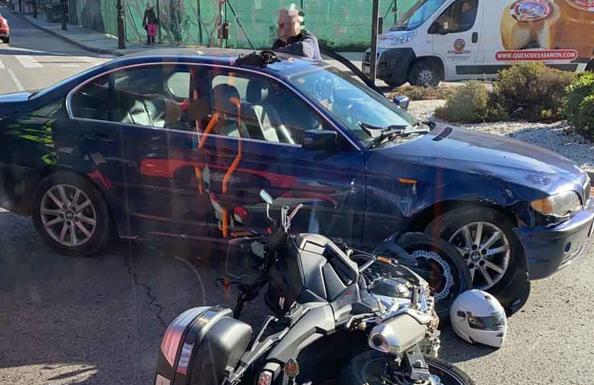 Herido un motorista tras una colisión con un coche en la plaza Vega