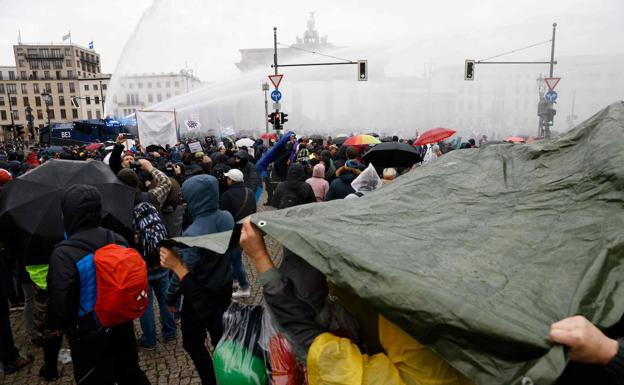 Disuelven con cañones de agua protesta contra el coronavirus en Berlín