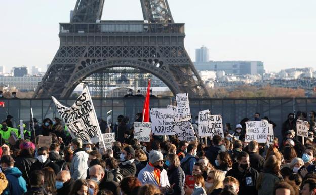 Miles de franceses se echan a la calle contra la ley de seguridad