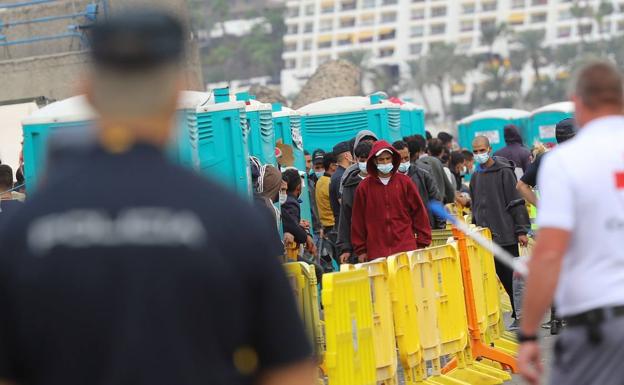 El Gobierno mantiene su negativa a trasladar inmigrantes a la península