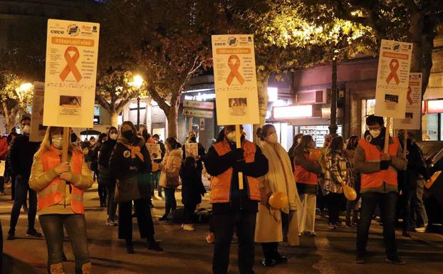 Más de 200 personas se concentran en Burgos para protestar contra la Ley Celaá