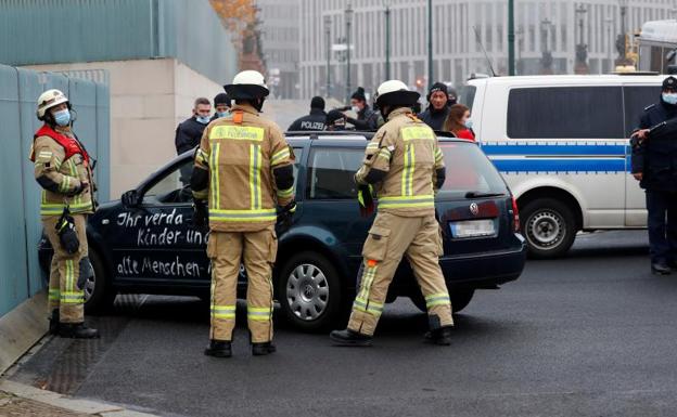 Un hombre estampa su coche contra la valla de la Cancillería alemana