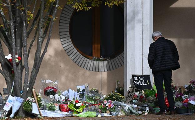 Acusados otros cuatro estudiantes por decapitar a un profesor en Francia