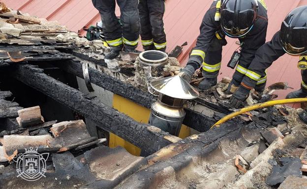 Los Bomberos de Burgos sofocan un incendio en una vivienda de Villaverde Peñahorada