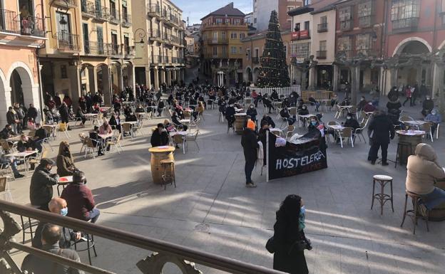 Los hosteleros arandinos se concentran formando una gran terraza para denunciar una decisión «inviable»