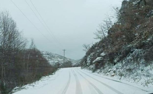 Las primeras nieves dificultan la circulación en carreteras de León, Ávila, Burgos, Salamanca y Segovia