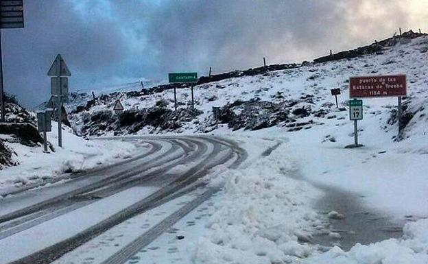 La nieve obliga a usar cadenas en tres puertos de montaña de Burgos