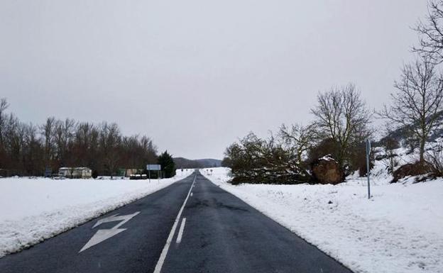 La nieve y el hielo cierran en Burgos dos carreteras