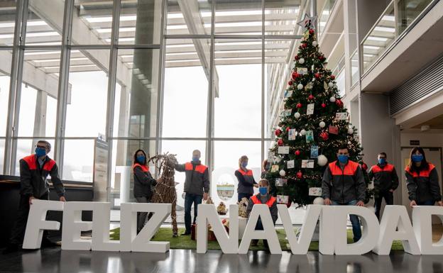 Un gran árbol de Navidad en el HUBU homenajea a los sanitarios y trabajadores esenciales