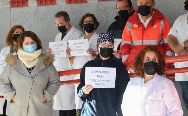 Los médicos del centro de Los Comuneros rinden homenaje al facultativo fallecido el martes por covid-19