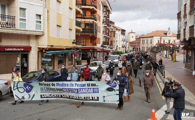 Manifestación en protesta por la falta de profesionales en el centro de especialidades de Villarcayo