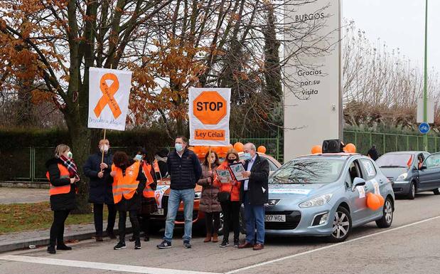 Una caravana naranja recorre Burgos exigiendo libertad y pluralidad educativa frente a la Ley Celaá