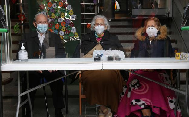 Los primeros residentes de Castilla y León en vacunarse: «No hemos sentido nada»