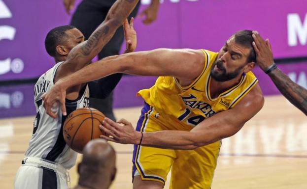 Marc Gasol celebra el cumpleaños de LeBron James batiendo a los Spurs