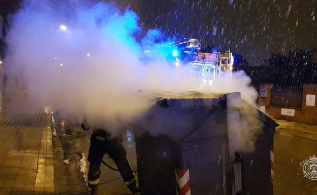 Pirotecnia y contenedores quemados, así comenzaron el año los Bomberos de Burgos