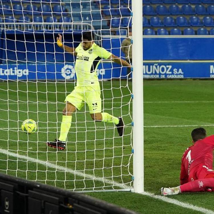 Vídeo: Luis Suárez salva los muebles en el descuento