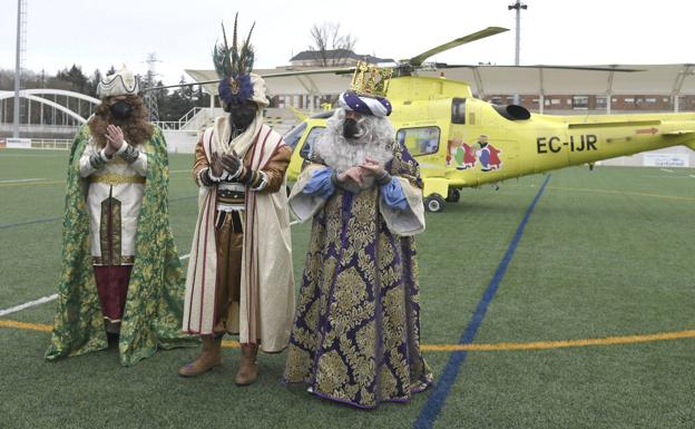 Los Reyes Magos tras aterrizar en San Amaro/Ricardo Ordóñez