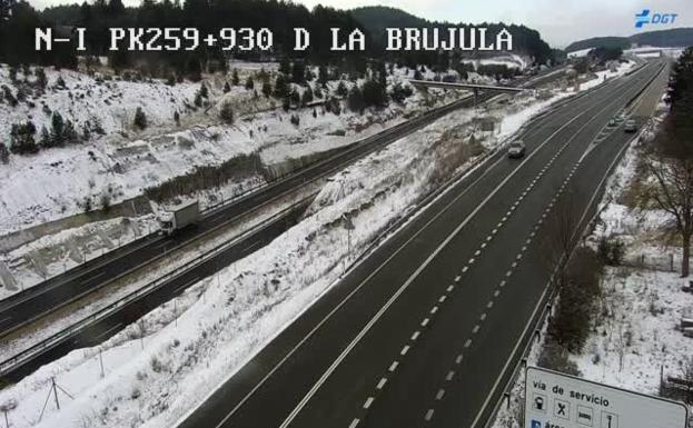 Continúan cerrados varios tramos de tres puertos en Burgos por la nieve