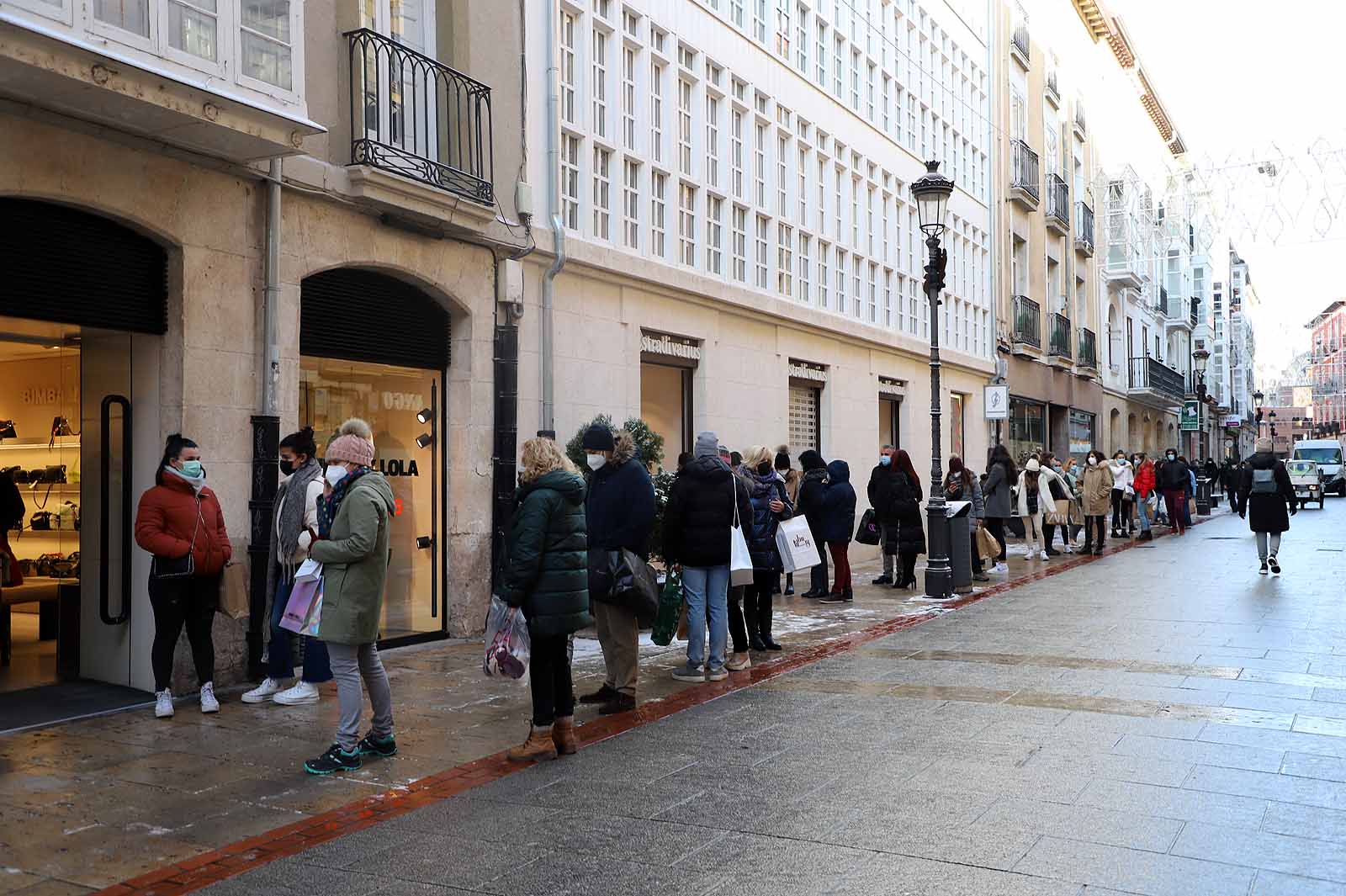 Colas en algunos establecimientos para aprovechas las ofertas de invierno