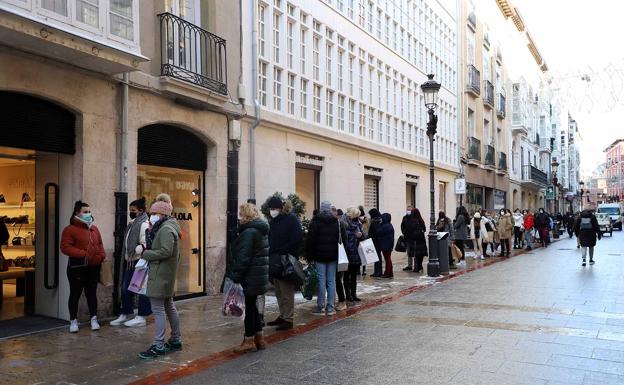 Colas para arrancar las rebajas de invierno