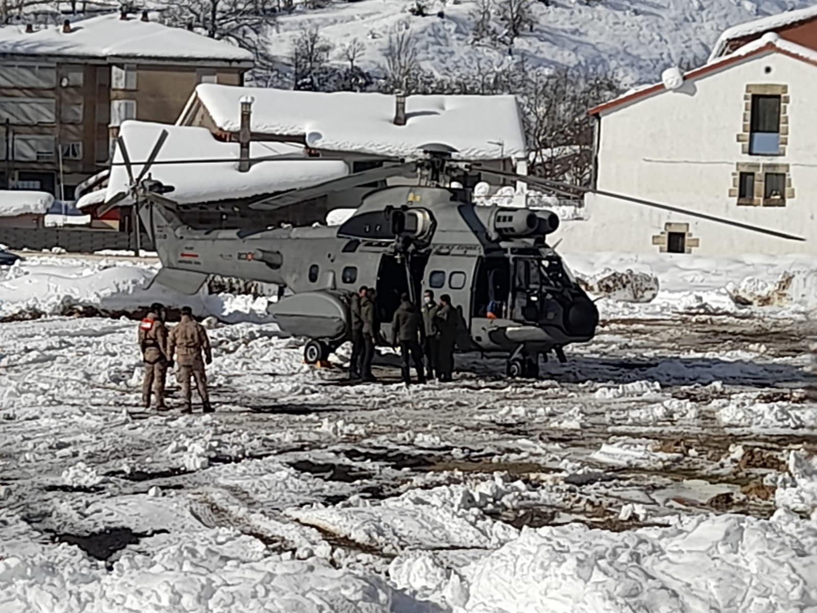 Raquetas y esquíes para un relevo a pie en la base militar de Lunada, aislada por la nieve