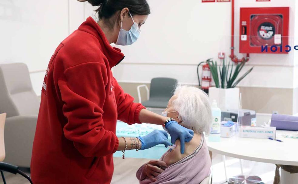 El hospital de Aranda comienza a vacunar a sus sanitarios