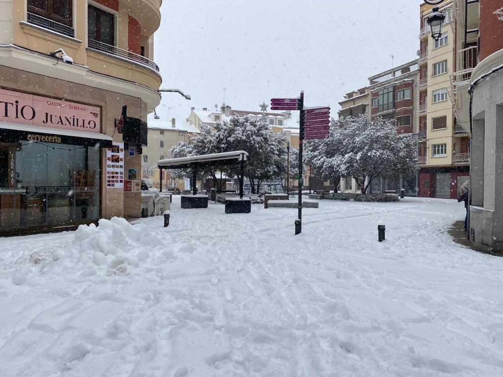 Aranda de Duero se levanta cubierta de nieve