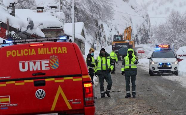 La UME rescata a cientos de conductores atrapados hasta 15 horas en Madrid