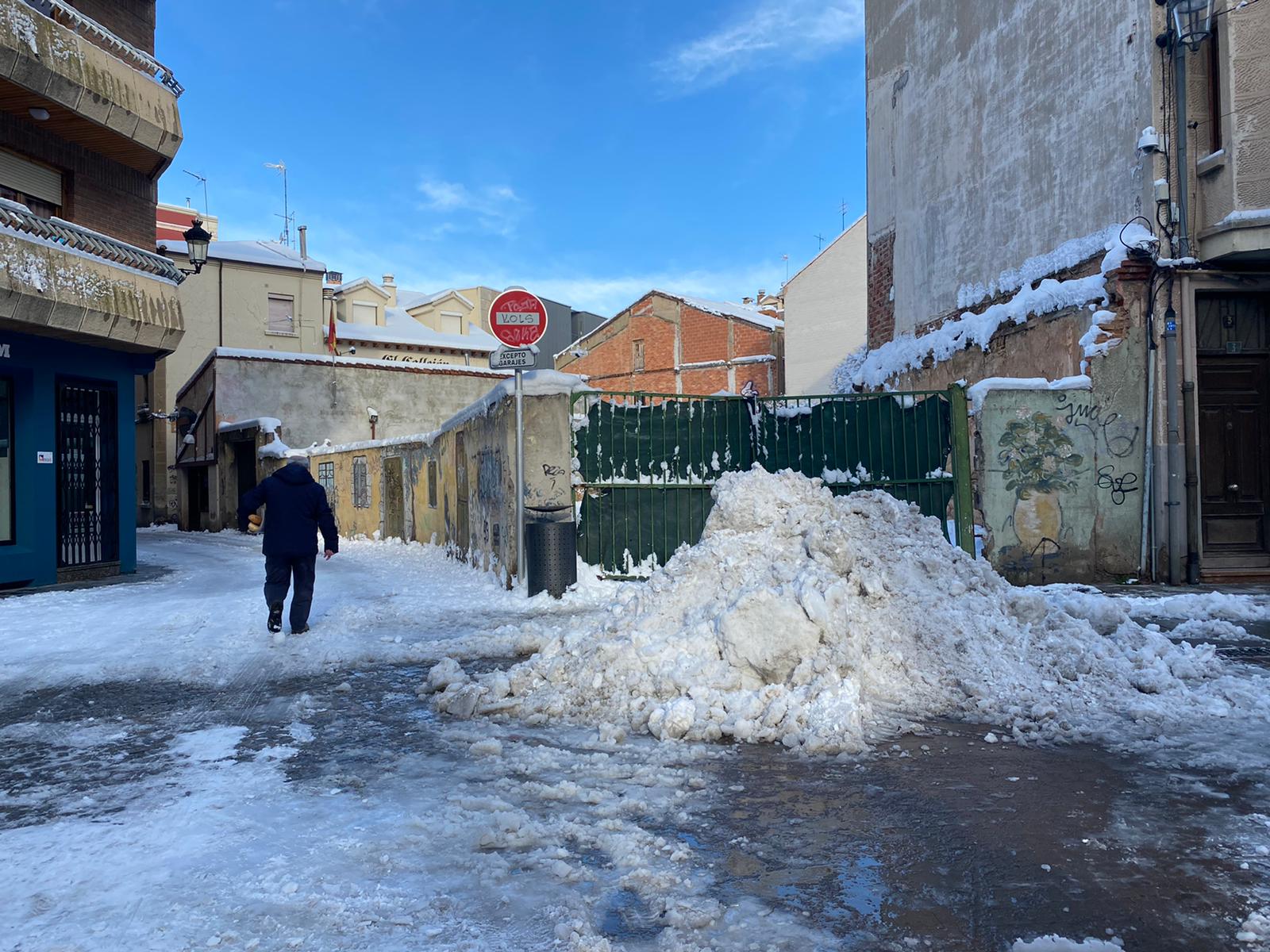 Aranda mantiene nieve en las calles tras el paso de Filomena