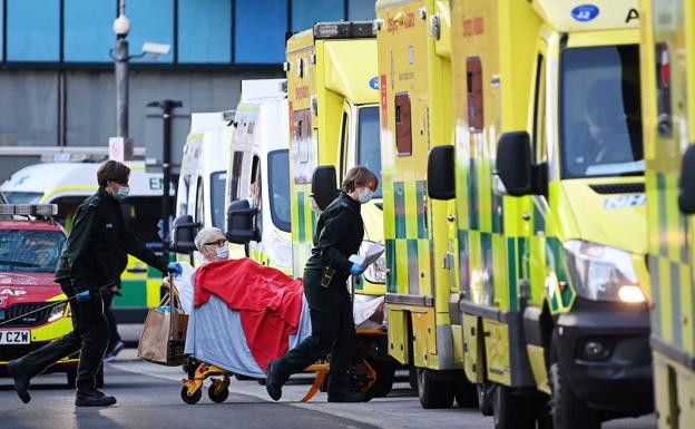 Londres sigue en estado de emergencia y reabre su hospital de campaña