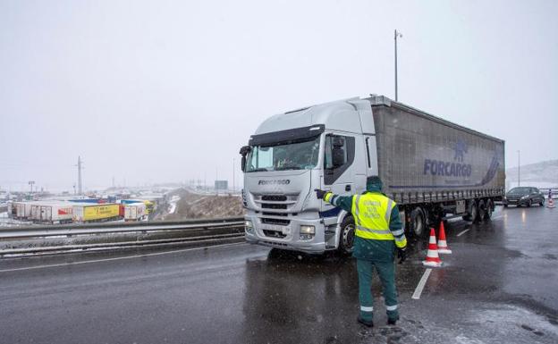 Casi 900 camiones siguen embolsados en Burgos