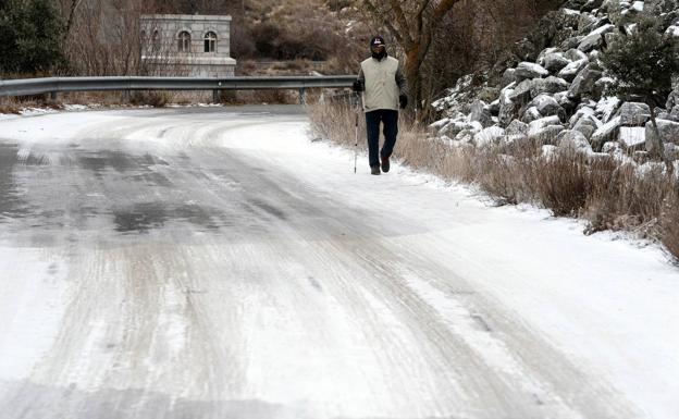 El hielo condiciona la circulación en varios tramos de carreteras de Valladolid y Soria