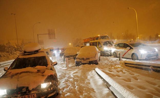 Desvalijan un camión lleno de comida varado por la nieve en Madrid